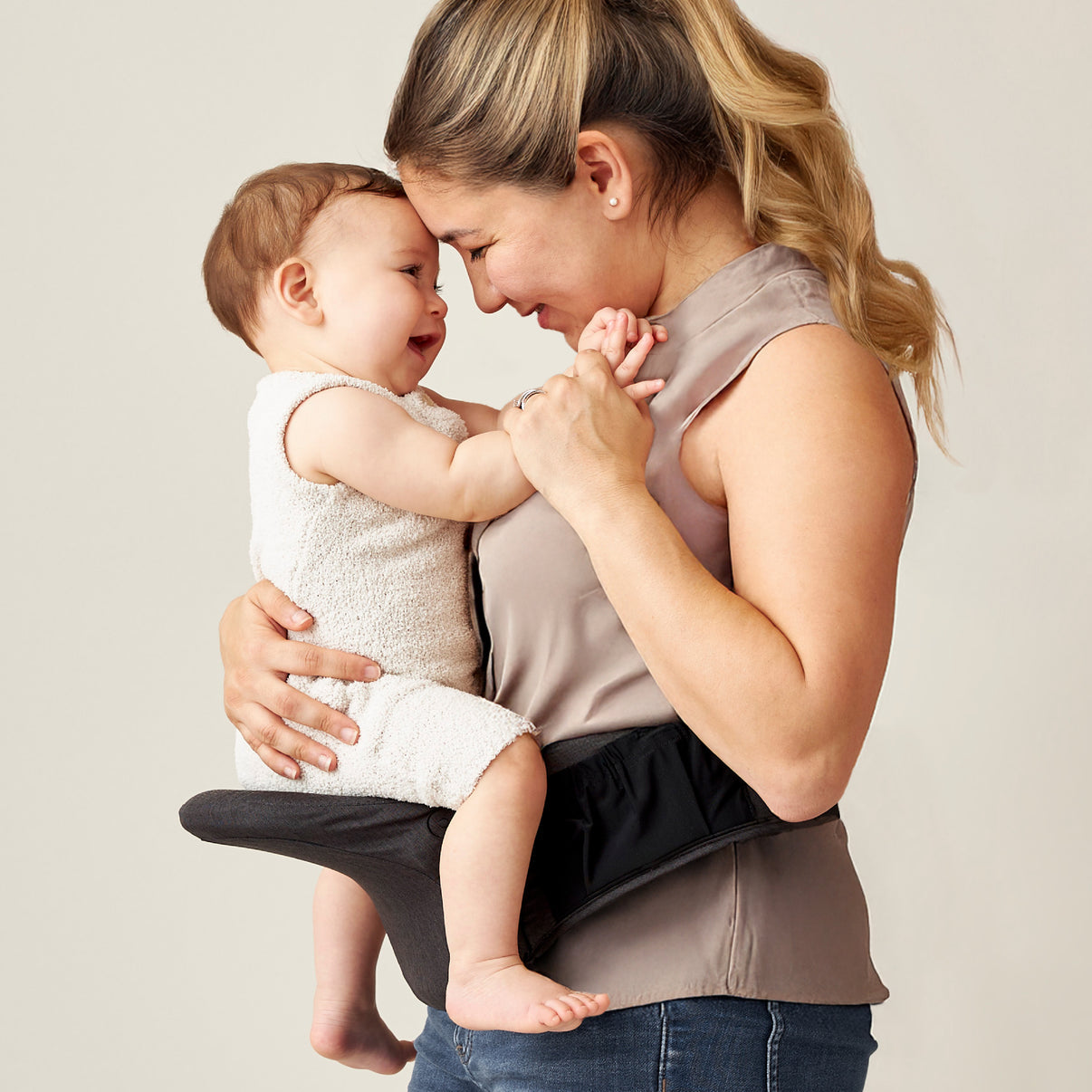 Hold & fold hip seat baby carrier