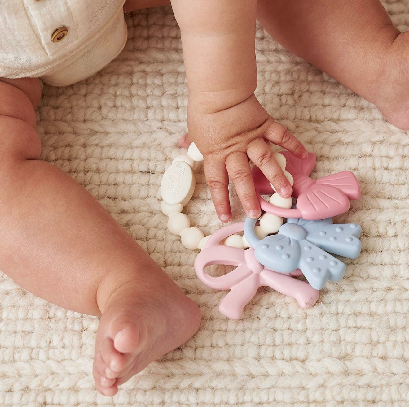 Itzy bow teether toy
