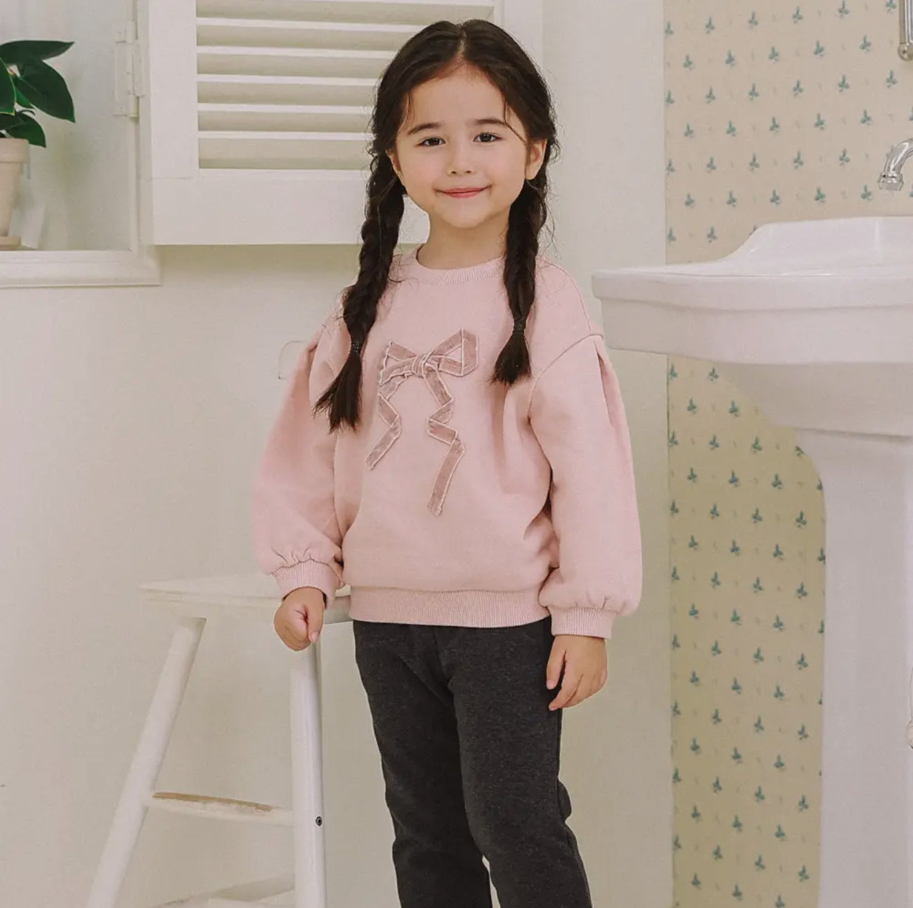 Playful puffed crewneck sweatshirt